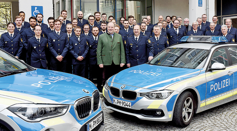  Gemeinsam für einen sicheren Landkreis München: Landrat Christoph Göbel und Polizeipräsident Hubertus Andrä mit den neuen Polizeikräften im Landkreis München sowie Mitarbeiterinnen und Mitarbeitern aus dem Landratsamt.