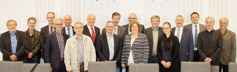 Bürgermeisterinnen und Bürgermeister von Landkreisgemeinden und Städten des direkten Würzburger Umlands trafen sich im  Rathaus, um eine gemeinsame Strategie einer nachhaltigen und emissionsarmen Mobilität auf den Weg zu bringen. Hinten Mitte Oberbürgermeister Christian Schuchardt, links daneben Landrat Eberhard Nuß. Bild: Claudia Lother