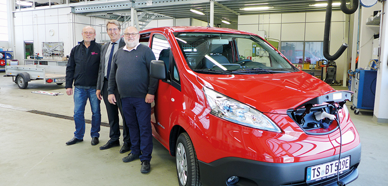 Ein neues E-Auto – einen Nissan e-NV 200 – besitzt auch der Bauhof Traunreut. Elektrischen Strom liefert eine Photovoltaikanlage auf dem Dach des Gebäudes, das zudem über eine neue Stromspeicheranlage verfügt. Unser Bild zeigt (v.l.): Christoph Zahnbrecher vom gleichnamigen Autohaus in Waging, Bürgermeister Klaus Ritter und Bauhofleiter Sepp Bernhofer. Bild: Stadt Traunreut