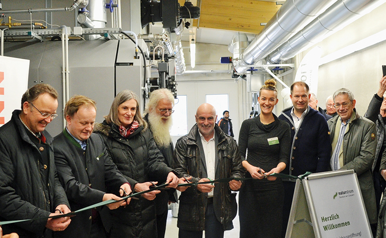 v.l.: Eugen Gillhuber (1. Bürgermeister Moosach), Robert Niedergesäß (Landrat Ebersberg), Ursula Mesch (Amt für ländliche Entwicklung), Willi Mirus (Nahwärmebeauftragter und zweiter Bürgermeister), Hans Gröbmayr (Klimaschutzbeauftragter/REGE eG), Iris Kneißl und Thilo Jungkunz (Naturstrom AG), Wolfgang Poschenrieder (REGE eG). Bild: Naturstrom AG v.l.: Eugen Gillhuber (1. Bürgermeister Moosach), Robert Niedergesäß (Landrat Ebersberg), Ursula Mesch (Amt für ländliche Entwicklung), Willi Mirus (Nahwärmebeauftragter und zweiter Bürgermeister), Hans Gröbmayr (Klimaschutzbeauftragter/REGE eG), Iris Kneißl und Thilo Jungkunz (Naturstrom AG), Wolfgang Poschenrieder (REGE eG). Bild: Naturstrom AG