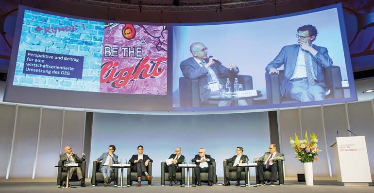 Podiumsdiskussion auf dem Zukunftskongress: Rudolf Schleyer (AKDB), Dr. Ilja Nothnagel (DIHK), Frank Pohlgeers (Deutsche Bank), Dirk Stocksmeier (init), Hans-Henning Lühr (IT-Planungsrat), Manfred Baer (IBM Deutschland) und Christoph Verenkotte (Bundesverwaltungsamt, von links) sprachen über die „digitale Verwaltung als Voraussetzung für einen erfolgreichen Wirtschaftsstandort“.