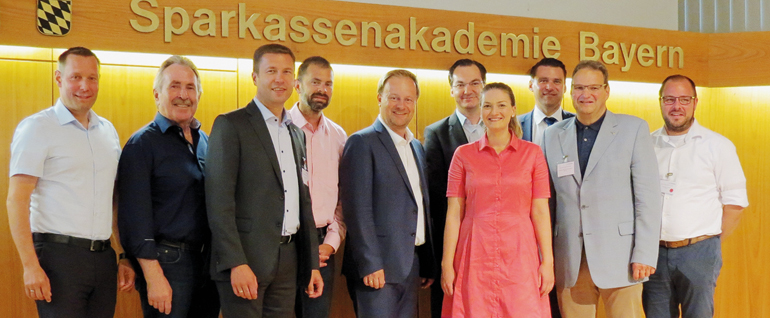 Die Landräte diskutierten bei den Bayerischen Innovationstagen mit der Staatsministerin für Digitales, Judith Gerlach, MdL, darüber, wie die Digitalisierung in den Landkreisen gemeinsam gestaltet werden kann. Unser Bild zeigt v.l.: Landrat Armin Kroder, Landkreis Nürnberger Land, Landrat Georg Huber, Landkreis Mühldorf a. Inn, Landrat Matthias Dießl, Landkreis Fürth, Landrat Jens Marco Scherf, Landkreis Miltenberg, Landrat Robert Niedergesäß, Landkreis Ebersberg, Klaus Geiger, Referent beim Bayerischen Landkreistag, Staatsministerin Judith Gerlach, MdL, Landrat Thomas Ebeling, Landkreis Schwandorf, Landrat Josef Niedermaier, Leiter des Bayerischen Innovationsrings, Landkreis Bad Tölz-Wolfratshausen, Landrat Sebastian Straubel, Landkreis Coburg). Die Landräte diskutierten bei den Bayerischen Innovationstagen mit der Staatsministerin für Digitales, Judith Gerlach, MdL, darüber, wie die Digitalisierung in den Landkreisen gemeinsam gestaltet werden kann. Unser Bild zeigt v.l.: Landrat Armin Kroder, Landkreis Nürnberger Land, Landrat Georg Huber, Landkreis Mühldorf a. Inn, Landrat Matthias Dießl, Landkreis Fürth, Landrat Jens Marco Scherf, Landkreis Miltenberg, Landrat Robert Niedergesäß, Landkreis Ebersberg, Klaus Geiger, Referent beim Bayerischen Landkreistag, Staatsministerin Judith Gerlach, MdL, Landrat Thomas Ebeling, Landkreis Schwandorf, Landrat Josef Niedermaier, Leiter des Bayerischen Innovationsrings, Landkreis Bad Tölz-Wolfratshausen, Landrat Sebastian Straubel, Landkreis Coburg).