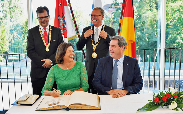 Landtagspräsidentin Ilse Aigner und Ministerpräsident Dr. Markus Söder trugen sich ins Goldene Buch der Stadt Bamberg ein. Im Hintergrund Oberbürgermeister Andreas Starke (re.) und 2. Bürgermeister Dr. Christian Lange (li.) Bildarchiv Bayerischer Landtag / Rolf Poss