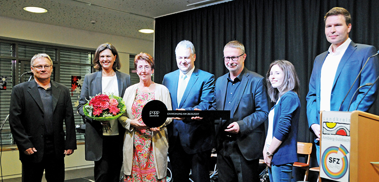 Schlüsselübergabe. Von links: Hubert Saradeth (Gebäudemanagement Landkreis Amberg-Sulzbach), Landtagspräsidentin Ilse Aigner, Schulleiterin Gisela Lehnerer, Landrat Richard Reisinger, Architekt Alfred Popp, Maria Mader und Thomas Raithel (beide Gebäudemanagement). Bild: Michael Schröter / Christine Hollederer