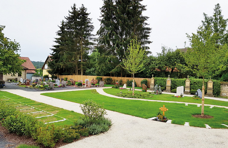 Kleiner Friedhof in Bastheim: Zugewachsene Flächen werden über verschiedene Grabarten wieder einer sinnvollen Nutzung zugeführt. Bild: Hubert Schmitt