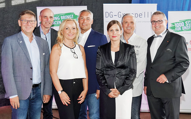 V.l.: Landrat Stefan Rößle, Karl-Heinz Köster (beide Landratsamt Donau-Ries), Karin und Josef Bader (DG-Gruppe AG Wemding), Stephanie und Milos (SoulTrainMusic), Michael Heilig (Der Mittelstand. BVMW). Bild: Bader