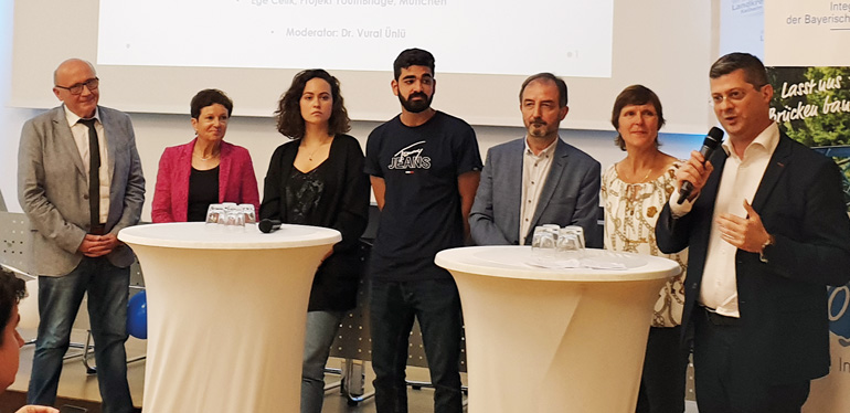 Integration geglückt? Diskussion mit Einheimischen und Zugewanderten anlässlich der Jubiläumsfeier im Kelheimer Landratsamt. Unser Bild zeigt (v.l.): Landrat Martin Neumeyer; die Bayerische Integrationsbeauftragte Gudrun Brendel-Fischer, MdL; Sofija Pavlenko; Ege Celik; Ugur Lafci; Margaret Weber-Brunner und Moderator Dr. Vural Ünli.