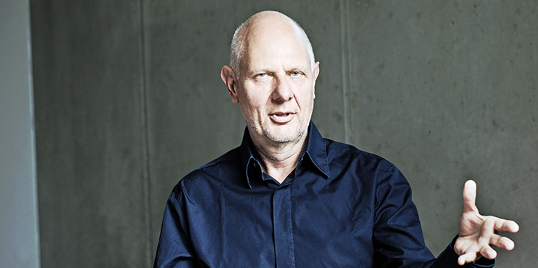 Matthias Horx kennt die Zukunft. Er ist „Zukunftsforscher“. Im Rahmen der Veranstaltung „Heilsame Abschiede – vom Wan- del der Trauerkultur im Zeitalter der Individualität“ beleuchtet er die Zukunft der Friedhöfe. Bild: Future Day GmbH, Frankfurt am Main