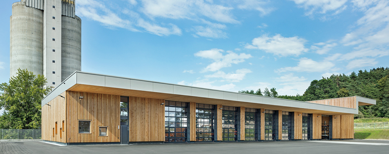 Das Holzgebäude wurde auf die Industriebrache einer alten Zementfabrik gebaut. Bild: Günter Standl/Kühnlein Architektur