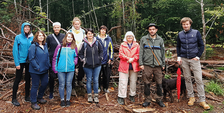 Naturschutz und Waldbewirtschaftung gehen im Geretsrieder Stadtwald Hand in Hand. Unser Bild zeigt das GZ-Team mit Förster Sebastian Schlenz.