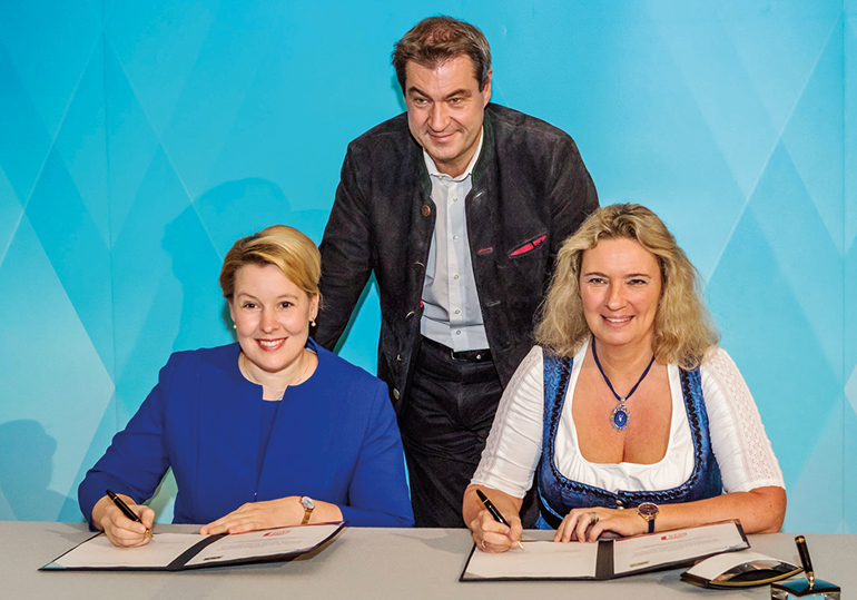 Bei Ministerpräsident Dr. Markus Söder unterzeichneten Bundesfamilienministerin Dr. Franziska Giffey und Bayerns Familienministerin Kerstin Schreyer den Gute-KiTA-Vertrag. Bild: FStMAS/Alexander Göttert, PLAN-BILD