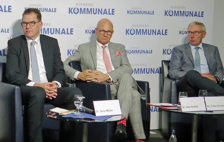 Von links: Bundesminister Dr. Gerd Müller, Gemeindetagspräsident Dr. Uwe Brandl und Gemeindetags-Geschäftsführer Dr. Franz Dirnberger.