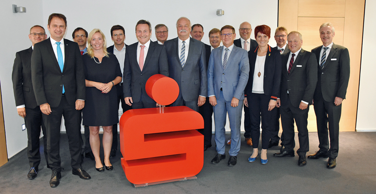 Der Verwaltungsrat der Sparkasse Dillingen-Nördlingen hat sich unlängst zu seiner konstituierenden  Sitzung getroffen. Unser Bild zeigt v.l.: Vorstandsmitglied Martin Jenewein, Oberbürgermeister Frank Kunz (Dillingen a.d.Donau), Christoph Denzel (Wertingen), Bürgermeisterin Miriam Gruß (Gundelfingen a.d.Donau), Jörg Schwarzer (Nördlingen), Landrat Leo Schrell (Verwaltungsratsvorsitzender), Vorstandsmitglied Karlheinz Wiesinger, Oberbürgermeister Hermann Faul (Nördlingen), Joachim Sigg (Nördlingen), Bernd Brenner (Dillingen a.d.Donau), Landrat Stefan Rößle (Donau-Ries), Bürgermeister Gerrit Maneth (Höchstädt a.d.Donau), Bürgermeisterin Katja Müller (Lauingen (Donau), Erich Schmidt (Nördlingen), Stellv. Vorstandsvorsitzender Wolfgang Winter und Vorstandsvorsitzender Thomas Schwarzbauer.