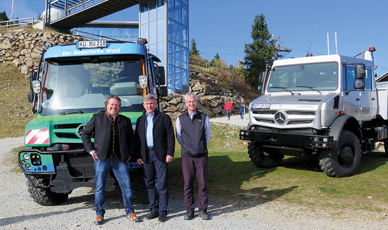 V.l.: Claus Artmayer, Carl Beutlhauser Kommunal- und Fördertechnik, Georg Bauer, Bürgermeister Bayerisch Eisenstein und Thomas Liebl, Betriebsleiter der Arberbergbahn bei der Präsentation des Bayerwald-Unimog auf dem Großen Arber. Bild: CH