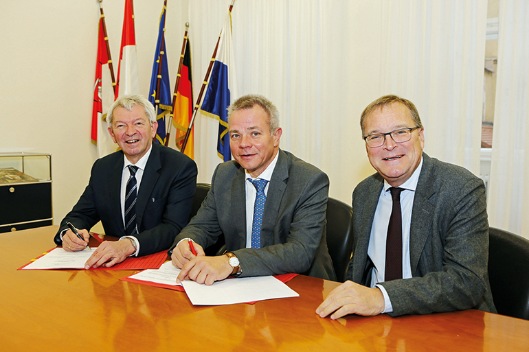 V. l.: Landrat Johann Kalb, Dr. Michael Fiedeldey, Geschäftsführer der Stadtwerke Bamberg und Oberbürgermeister Andreas Starke, Aufsichtsratsvorsitzender der Stadtwerke Bamberg, bei der Vertragsunterzeichnung. Bild: Matthias Hoch