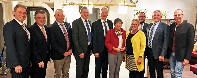 Tagung der oberfränkischen Landräte im Landkreis Coburg. Unser Bild zeigt (von links): Landrat Klaus Löffler (Kronach), Landrat Klaus-Peter Söllner (Kulmbach), Emil Schneider (Bayerischer Landkreistag), Landrat Hermann Hübner (Bayreuth), Regierungspräsidentin von Oberfranken Heidrun Piwernetz, Stellvertretende Landrätin Rosi Kraus (Forchheim) sowie die Landräte Sebastian Straubel (Coburg), Johann Kalb (Bamberg) und Christian Meißner (Lichtenfels). Bild: LRA Wunsiedel