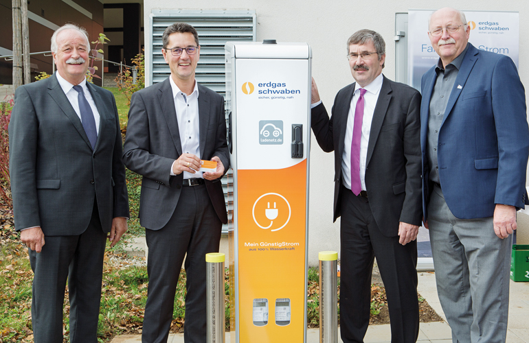 V.l.: Hermann Faul, Oberbürgermeister in Nördlingen, Markus Last, Geschäftsführer erdgas schwaben, Jürgen Busse, Vorstandsvorsitzender der gKU Donau-Ries Kliniken und Seniorenheime, und Reinhold Bittner, stellvertretender Landrat im Kreis Donau-Ries.x