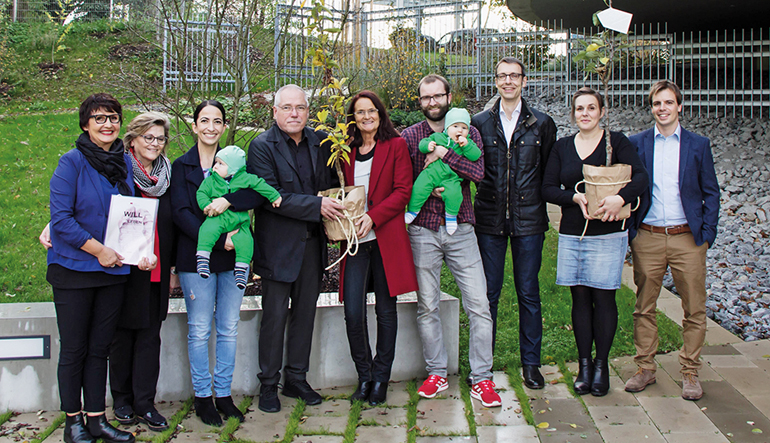 Die Zwillinge Leopold und Fritz März erhielten zur Geburt einen Apfelbaum und eine Mispel als Geschenk der Stadt Würzburg. V.l: Christiane Matzewitzki (Familienarbeit), Gabriele Schwalb (Leiterin des Standesamtes), Sozialreferentin Dr. Hülya Düber, Umwelt- und Kommunalreferent Wolfgang Kleiner, Stadträtin Christiane Kerner (ARGE Familien in der Stadt), Tobias März, Gartenamtsleiter Dr. Helge Grob, Franziska März, Philipp Mähler (Klimaschutzmanager). Bild: Claudia Lother