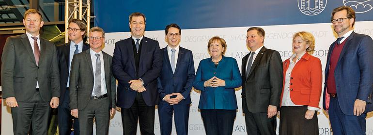 V.l.: MdB Thomas Erndl, Bundesverkehrsminister Andreas Scheuer, Wissenschaftsminister Bernd Sibler, MdL, Ministerpräsident Dr. Markus Söder, MdL, der Deggendorfer Oberbürgermeister Dr. Christian Moser, Bundeskanzlerin Dr. Angela Merkel, der Deggendorfer Landrat Christian Bernreiter, die Parlamentarische Staatssekretärin im Bundesjustizministerium Rita Hagl-Kehl und der Parlamentarische Staatssekretär im Bundesumweltministerium Florian Pronold	Bild: Bayerische Staatskanzlei