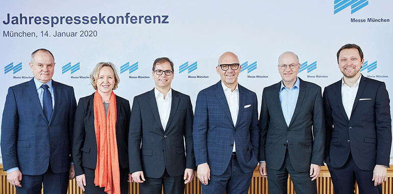 Die Geschäftsführung der Messe München (v.l): Gerhard Gerritzen (Stellvertretender Geschäftsführer), Monika Dech (Stellvertretende Geschäftsführerin), Falk Senger (Geschäftsführer), Klaus Dittrich (Vorsitzender der Geschäftsführung), Dr. Reinhard Pfeiffer (Stellvertretender Vorsitzender der Geschäftsführung) und Stefan Rummel (Geschäftsführer) bei der Jahrespressekonferenz. © Messe München GmbH 2020