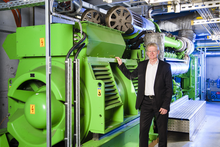 Christian Arlt, Geschäftsführer von schwaben regenerativ, im Heizkraftwerk Kaufbeuren. Bild: schwaben regenerativ
