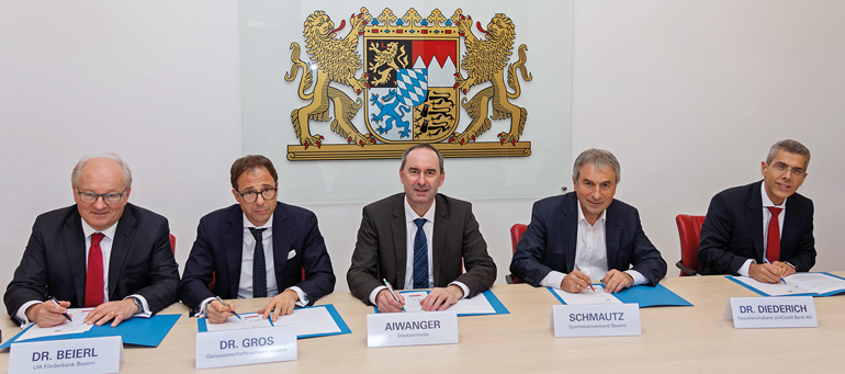 Der Freistaat und die bayerische Kreditwirtschaft haben ein Bündnis zur Begrenzung der negativen Auswirkungen des Coronavirus in Bayern vereinbart. Die gemeinsame Erklärung unterzeichneten v. l.: Dr. Otto Beierl (Vorstandsvorsitzender LfA Förderbank Bayern), Dr. Jürgen Gros (Präsident Genossenschaftsverband Bayern), Wirtschaftsminister Hubert Aiwanger, Roland Schmautz (Vizepräsident Sparkassenverband Bayern) und Dr. Michael Diederich (Präsident des Bayerischen Bankenverbands). Bild: Bayerische Staatkanzlei Der Freistaat und die bayerische Kreditwirtschaft haben ein Bündnis zur Begrenzung der negativen Auswirkungen des Coronavirus in Bayern vereinbart. Die gemeinsame Erklärung unterzeichneten v. l.: Dr. Otto Beierl (Vorstandsvorsitzender LfA Förderbank Bayern), Dr. Jürgen Gros (Präsident Genossenschaftsverband Bayern), Wirtschaftsminister Hubert Aiwanger, Roland Schmautz (Vizepräsident Sparkassenverband Bayern) und Dr. Michael Diederich (Präsident des Bayerischen Bankenverbands). Bild: Bayerische Staatkanzlei