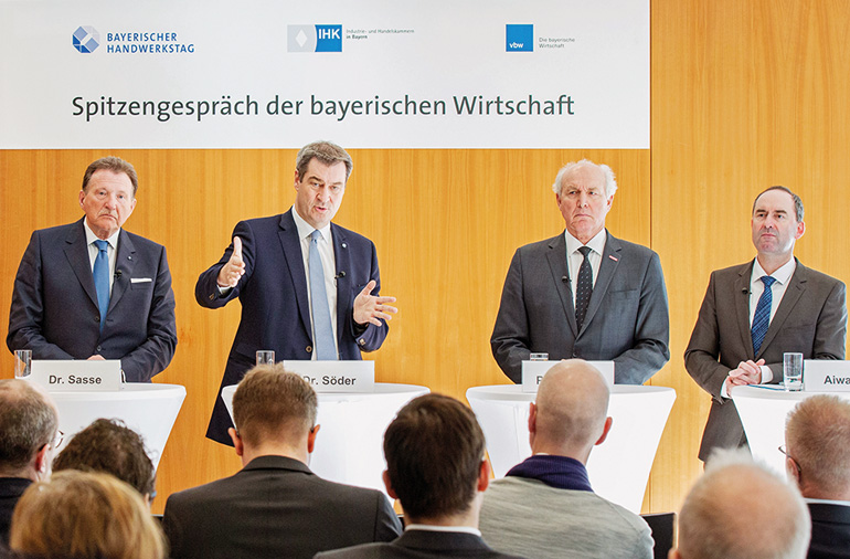 V.l.: Dr. Eberhard Sasse, Ministerpräsident Dr. Markus Söder, BHT-Präsident Franz Xaver Peteranderl und Wirtschaftsminister Hubert Aiwanger bei der PK zum Spitzengespräch der bayerischen Wirtschaft. Bild: Schuhmann