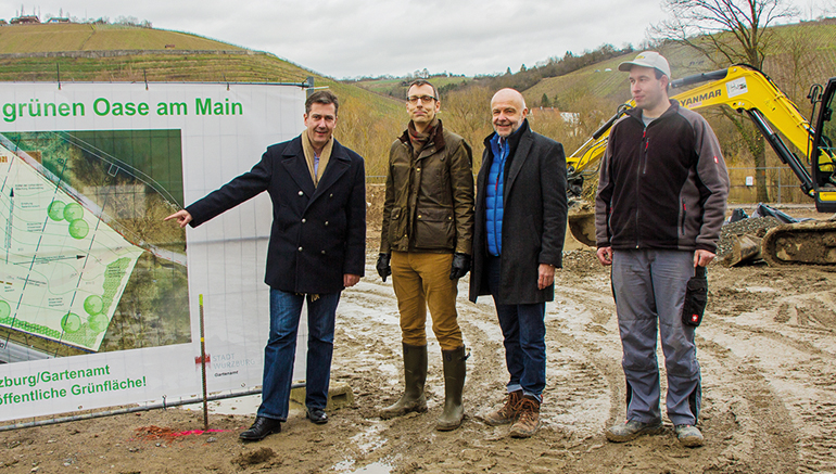 Der Blick auf Mainufer und Weinberge wird freigelegt: Oberbürgermeister Christian Schuchardt bei einer Besprechung gemeinsam mit Gartenamtsleiter Dr. Helge Bert Grob, Alexander Hamberger von H&M Gartengestaltung in Maidbronn und Landschaftsgärtner Thorsten Stauder. Bild: Georg Wagenbrenner