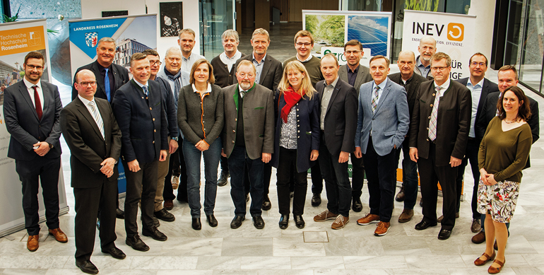 1.Reihe v.l.: Prof. Dr. Dominikus Bücker (INEV, TH-Rosenheim), Anton Wallner (1. BGM Bad Feilnbach), Karin Gall (Stephanskirchen), Josef Huber (stellvertr. Landrat Rosenheim), Doris Laban (1. BGM Bad Endorf), Thomas Kamm (1. BGM Siegsdorf), Olaf Kalsperger (1. BGM Raubling), Georg Weigl (1. BGM Tuntenhausen), Dr. Isabel Bücker (INEV); 2. Reihe v.l.n.r.: Thomas Stürzer (INEV), Prof. Dr. Eckhard Lachmann (TH-Rosenheim), Peter Feldschmidt (Bad Feilnbach), Hans-Jürgen Schuster (2. BGM Prien am Chiemsee), Michael Schlosser (Prien am Chiemsee), Matthias Baderhuber (1. BGM Waging am See), , Rainer Auer (1. BGM Stephanskirchen), Christoph Schneider (1. BGM Neubeuern), Hans Holzmeier (1. BGM Schechen), Chrsitian Praxl (1. BGM Rohrdorf), Bernhard Krichbaumer (Tuntenhausen), Markus Pletschacher (Stadt Rosenheim), Robert Freund (Stadt Rosenheim) Bild: INEV 1.Reihe v.l.: Prof. Dr. Dominikus Bücker (INEV, TH-Rosenheim), Anton Wallner (1. BGM Bad Feilnbach), Karin Gall (Stephanskirchen), Josef Huber (stellvertr. Landrat Rosenheim), Doris Laban (1. BGM Bad Endorf), Thomas Kamm (1. BGM Siegsdorf), Olaf Kalsperger (1. BGM Raubling), Georg Weigl (1. BGM Tuntenhausen), Dr. Isabel Bücker (INEV); 2. Reihe v.l.n.r.: Thomas Stürzer (INEV), Prof. Dr. Eckhard Lachmann (TH-Rosenheim), Peter Feldschmidt (Bad Feilnbach), Hans-Jürgen Schuster (2. BGM Prien am Chiemsee), Michael Schlosser (Prien am Chiemsee), Matthias Baderhuber (1. BGM Waging am See), , Rainer Auer (1. BGM Stephanskirchen), Christoph Schneider (1. BGM Neubeuern), Hans Holzmeier (1. BGM Schechen), Chrsitian Praxl (1. BGM Rohrdorf), Bernhard Krichbaumer (Tuntenhausen), Markus Pletschacher (Stadt Rosenheim), Robert Freund (Stadt Rosenheim) Bild: INEV