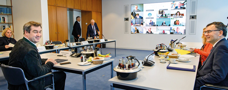 Kabinettssitzung in Corona-Zeiten: Ministerpräsident Dr. Markus Söder und der Chef der Bayerischen Staatskanzlei, Staatsminister Dr. Florian Herrmann; zugeschaltet für die Videokonferenz sind die Mitglieder des bayerischen Kabinetts. Bild: Bayerische Staatskanzlei