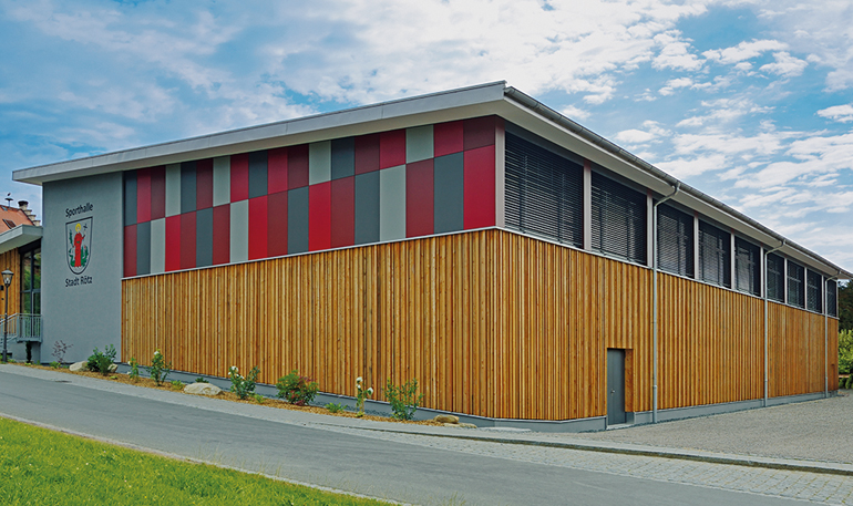 Die Sporthalle in Rötz: modern und unverwechselbar. Bild: Gruber Objektbau