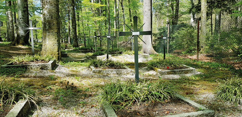 Die „Armengräber“ auf dem Waldfriedhof in Geretsried, unterhalten von einem privaten Verein. Bild: Svenja Heiter