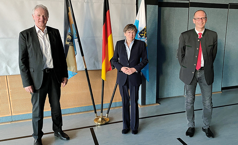 Unser Bild zeigt (von links) den scheidenden Bezirksvorsitzenden Dr. Karl Döhler, Regierungspräsidentin Heidrun Piwernetz und den neuen Vorsitzenden der oberfränkischen Landräte, Christian Meißner.