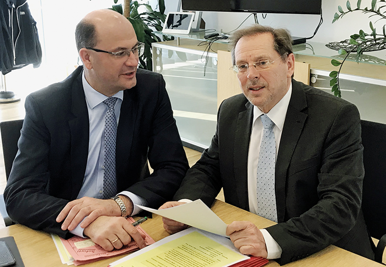Hans Herold (rechts) mit dem Bayerischen Staatsminister der Finanzen und für Heimat, Albert Füracker. Bild: pmw