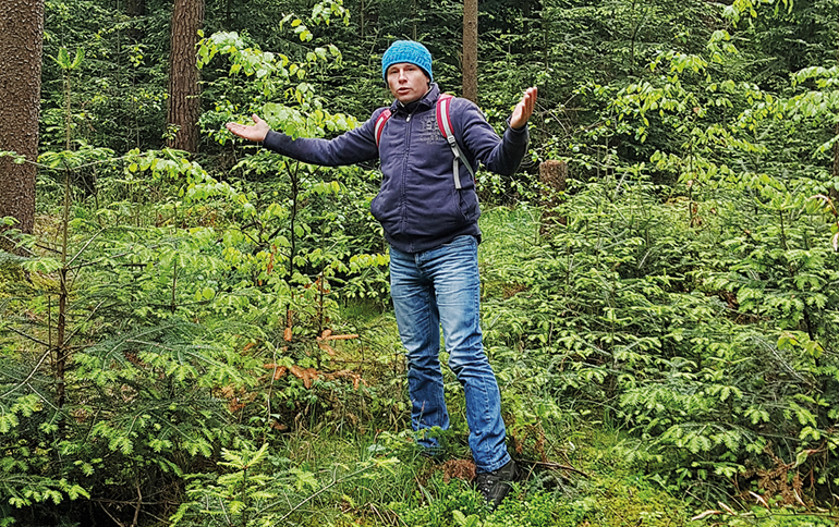 „Ein Traum für jeden Förster!“ Hermann Benninger führt durch  den Lettenbuck, einen Dauerwald mit Einzelbaumnutzung. Bild: CH