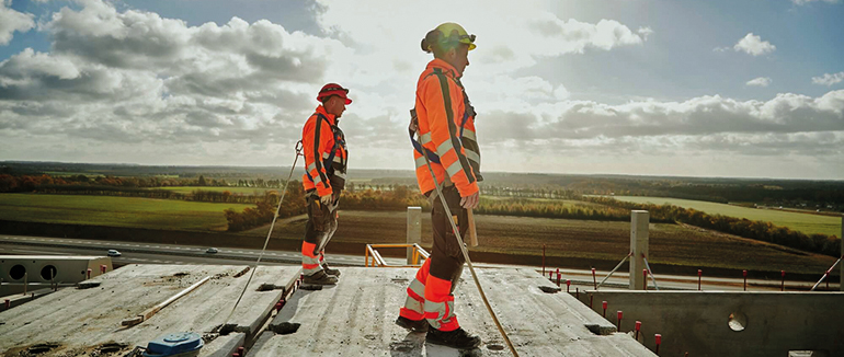 Egal ob bei Wind und Wetter, Eis und Schnee oder unter besonderen Hygienevoraussetzungen: Die perfekte Arbeitskleidung ist Voraussetzung für ordentliche Arbeitsergebnisse. Bild: Beutlhauser