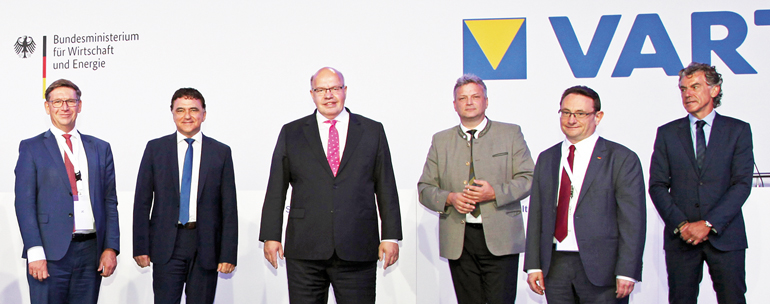 V.l.: Stefan Rößle, Landrat Donau-Ries, Herbert Schein, Vorstandvorsitzender Varta AG, Peter Altmaier, Deutscher Bundesminister für Wirtschaft und Energie, Roland Weigert, Bayerischer Wirtschaftsstaatssekretär, Ulrich Lange, MdB, Dr. Michael Tojner, Aufsichtsratsvorsitzender Varta AG Bild: Steffen Höhn