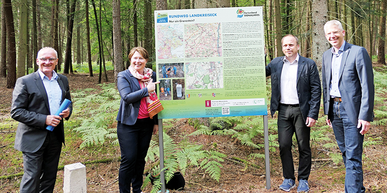 V.l.: Bürgermeister Hans Kaltner,stv. Landrätin Claudia Marb, Bürgermeister Markus Stettberger, Bürgermeister Veit Meggle. Bild: Katharina von Koblinski