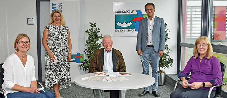 Landrat Thomas Karmasin (h.r.) und Dr. Peter Braun, 1. Vorsitzender des Germeringer Hospizvereins (vorne Mitte) zusammen mit Manuela Kreuzmair, 2. Bürgermeisterin von Germering (h.l.), Sina Muscholl (v.l.) und Elizabeth Braams (v.r.), Geschäftsführerinnen der Hospiz gGmbH. Bild: LRA Fürstenfeldbruck