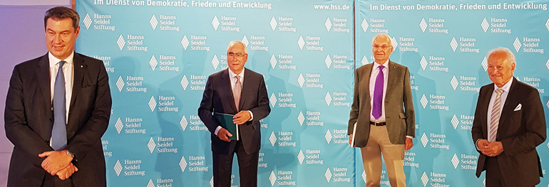 Der CSU-Vorsitzende Miniserpräsident Dr. Markus Söder mit drei seiner Vorgänger: Dr. Theo Waigel, Dr. Edmund Stoiber und Erwin Huber. Bild: CH