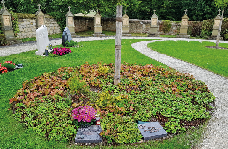 Bastheim: Urnenerdgräber als Baumgräber. Bild Huber Schmitt