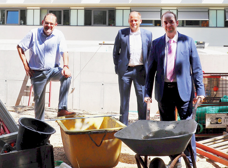 V.l.: Stellvertretender Landrat Franz Clemens Brechtel, Stiftungsdirektor Marc Engelhard und der Baukoordinator der Kreisspitalstiftung Weißenhorn, Christian Pröll. Bild: Jürgen Bigelmayr/ LRA Neu-Ulm