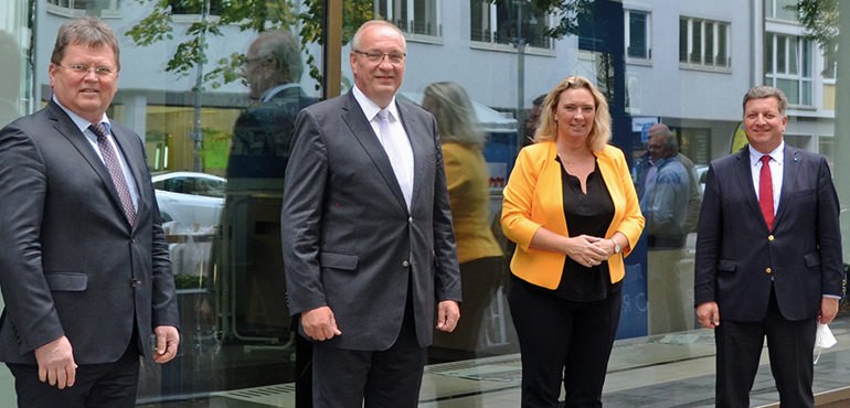 V.l.: Dr. Johann Keller, Geschäftsführendes Präsidialmitglied; Landrat Franz Löffler, Vorsitzender des Ausschusses für Wirtschaft und Verkehr beim Bayerischen Landkreistag; Kerstin Schreyer, MdL, Bayerische Staatsministerin für Wohnen, Bau und Verkehr; und Landrat Christian Bernreiter, Präsident des Bayerischen Landkreistags. Bild: Bayerischer Landkreistag V.l.: Dr. Johann Keller, Geschäftsführendes Präsidialmitglied; Landrat Franz Löffler, Vorsitzender des Ausschusses für Wirtschaft und Verkehr beim Bayerischen Landkreistag; Kerstin Schreyer, MdL, Bayerische Staatsministerin für Wohnen, Bau und Verkehr; und Landrat Christian Bernreiter, Präsident des Bayerischen Landkreistags. Bild: Bayerischer Landkreistag