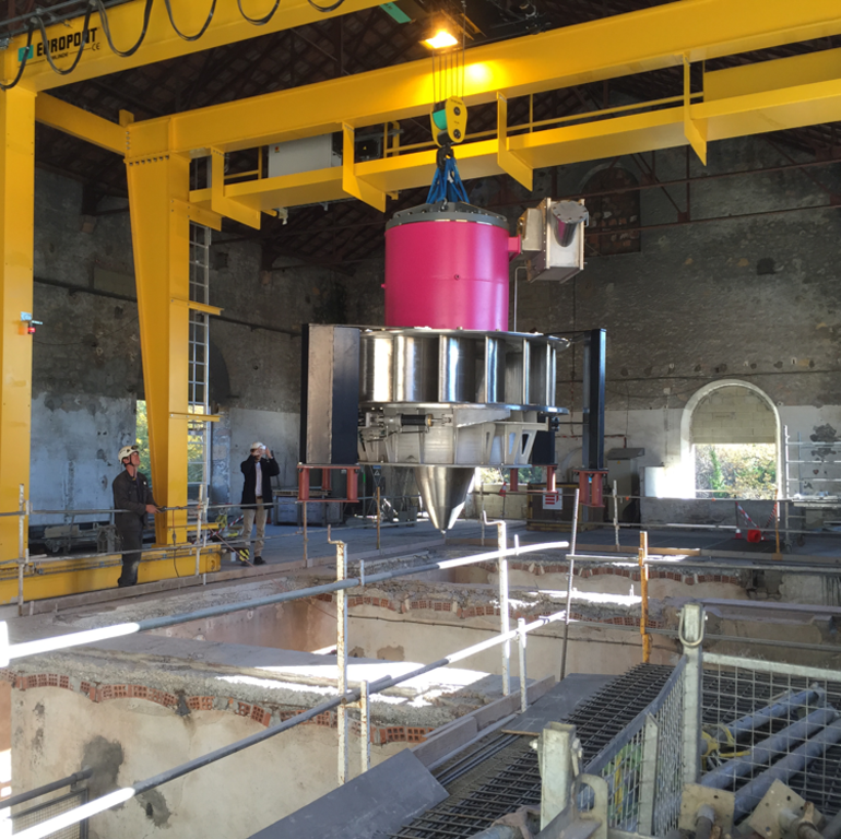 Einheben einer DIVE-Turbine im Kraftwerk Mancioux, Frankreich, 2015.