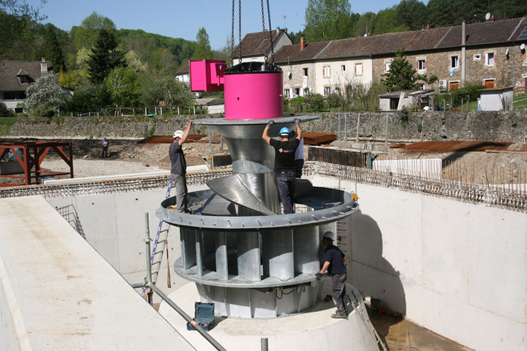 Einbau einer fischfreundlichen DIVE-Turbine in Frankreich.