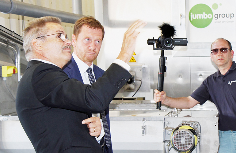 Geschäftsleiter Steffen Heinrich (l.) erklärte Sachsens Ministerpräsident Michael Kretschmer die Anlagentechnologie. Bild: ZV Frohnbach 