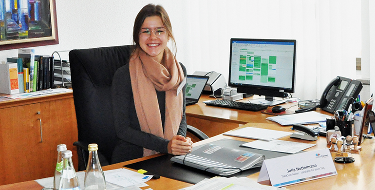 Schlüpfte für einen Nachmittag in die Rolle einer Landrätin: Julia Nuttelmann hier am Schreibtisch des Landrates Manuel Westphal. Bild: Landratsamt Weißenburg/Gunzenhausen