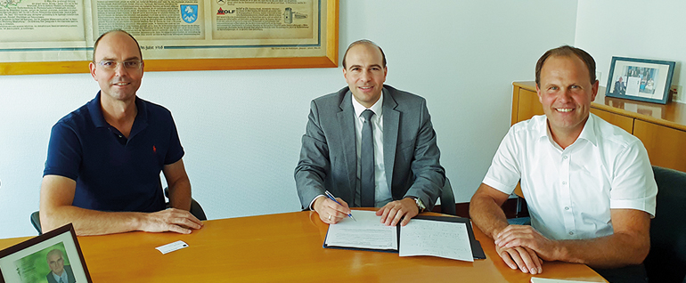 Bundestagsabgeordneter Florian Oßner (CSU) (M.) lobte die Bürgermeister Franz Högl (l.) und Leonhard Berger für ihr Engagement und sicherte seine Unterstützung bei aktuellen Anliegen zu.