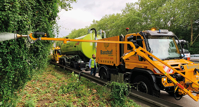 Ein Unimog U 430 als Bewässerungsfahrzeug. Bild: Mercedes-Benz/Unimog