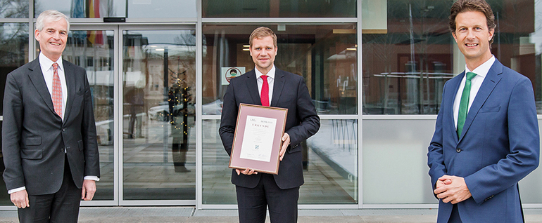 Zum „Bürgermeister des Jahres“ kürte die LKC-Gruppe den niederbayerischen Bezirkstagspräsidenten, Freyungs Bürgermeister Dr. Olaf Heinrich. Übereicht wurde ihm die Auszeichnung von Rechtsanwalt Dr. Stefan Detig (r.) und Jurymitglied Dr. Franz-Stephan v. Gronau (li.). Bild: LKC-Gruppe